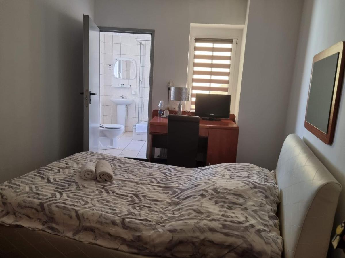 مبيت وإفطار كوادسكوم Przy Zelaznym Moscie المظهر الخارجي الصورة