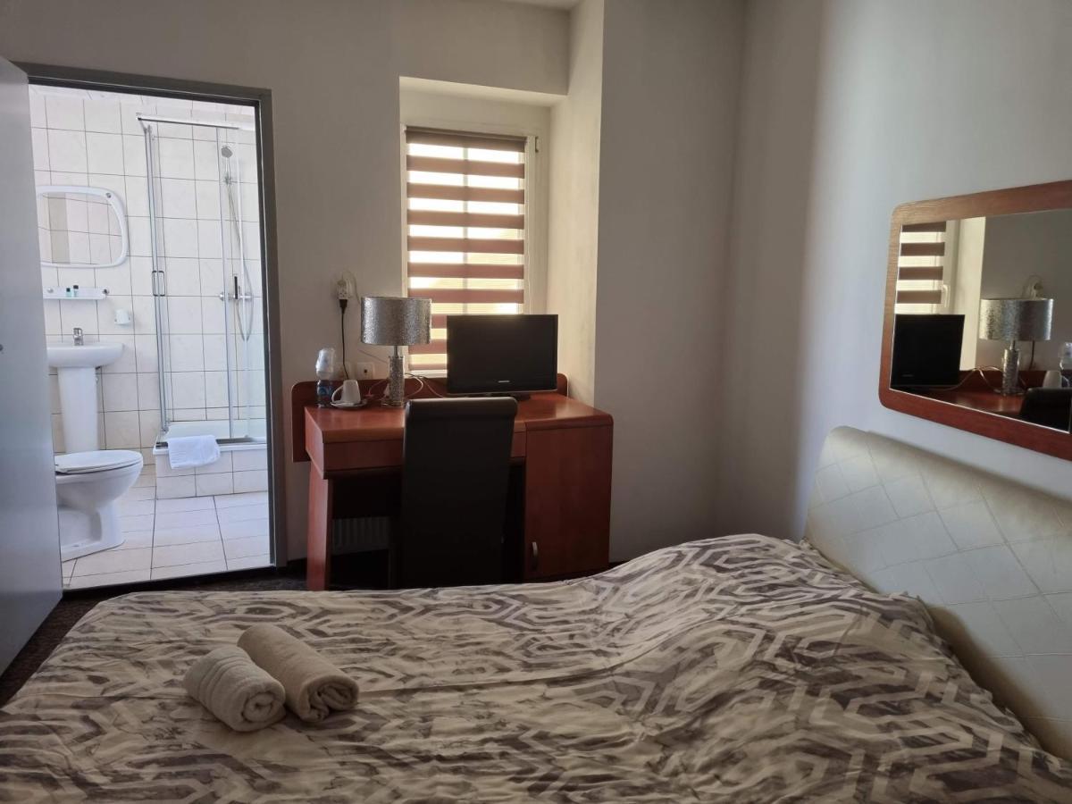 مبيت وإفطار كوادسكوم Przy Zelaznym Moscie المظهر الخارجي الصورة